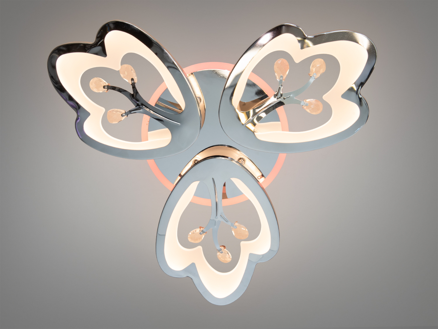 Підвісний світильник із трьома серцеподібними елементами, що створює тепле освітлення. Ідеально підходить для вітальні.