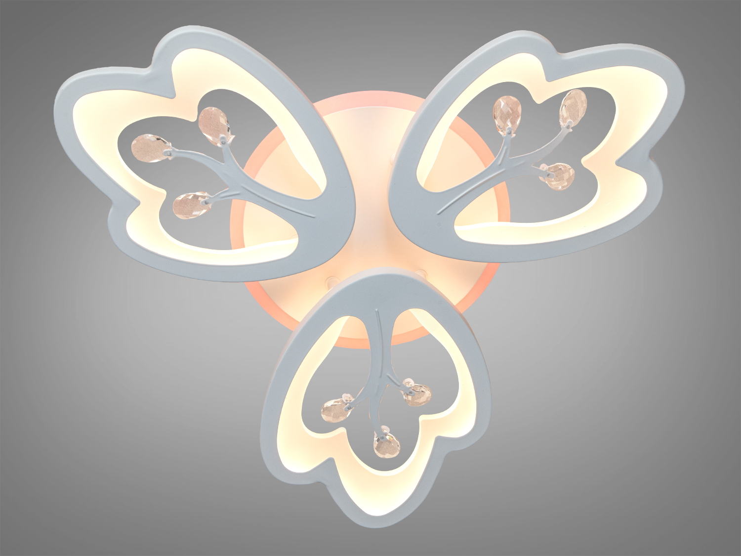 Люстра з теплим світлом, виконана у вигляді трьох пелюсток з прозорими елементами. Ідеальна для затишної атмосфери.