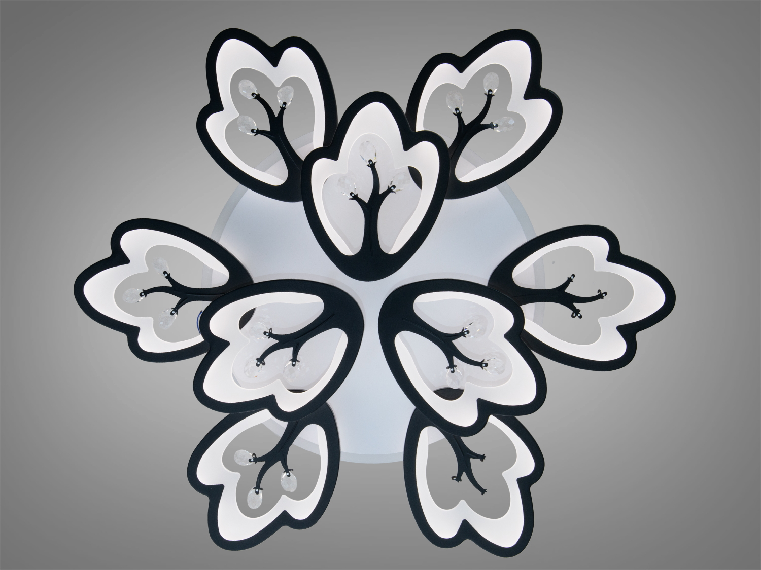 Декоративний світильник з пелюстками, виконаними з чорного і білого матеріалу, підходить для спальні.