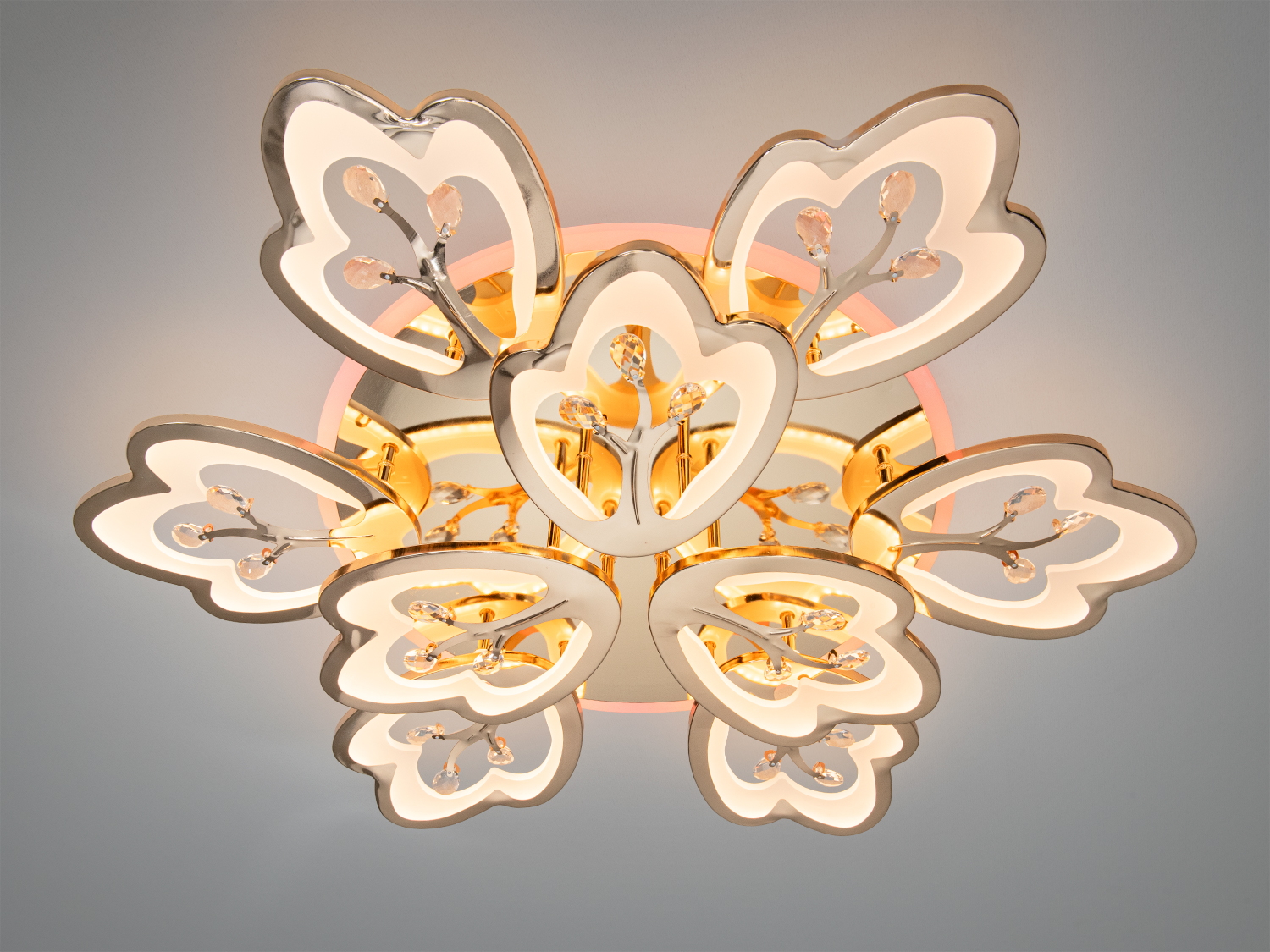 Стельова люстра з пелюстками у формі серця, тепле світло, підходить для вітальні або спальні.