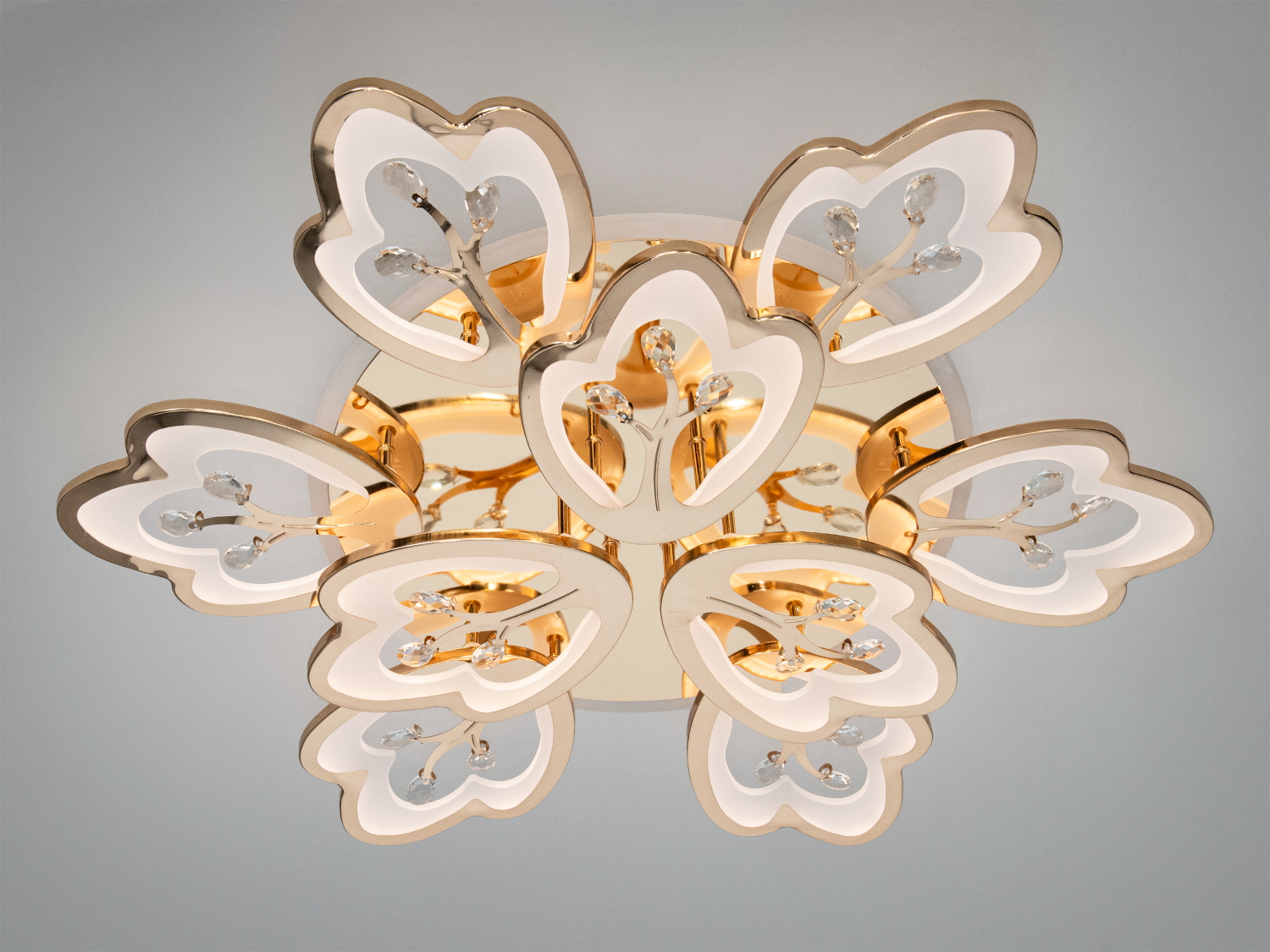 Стельова люстра з пелюстками у формі серця, металевий корпус, ідеально підходить для сучасного дизайну.