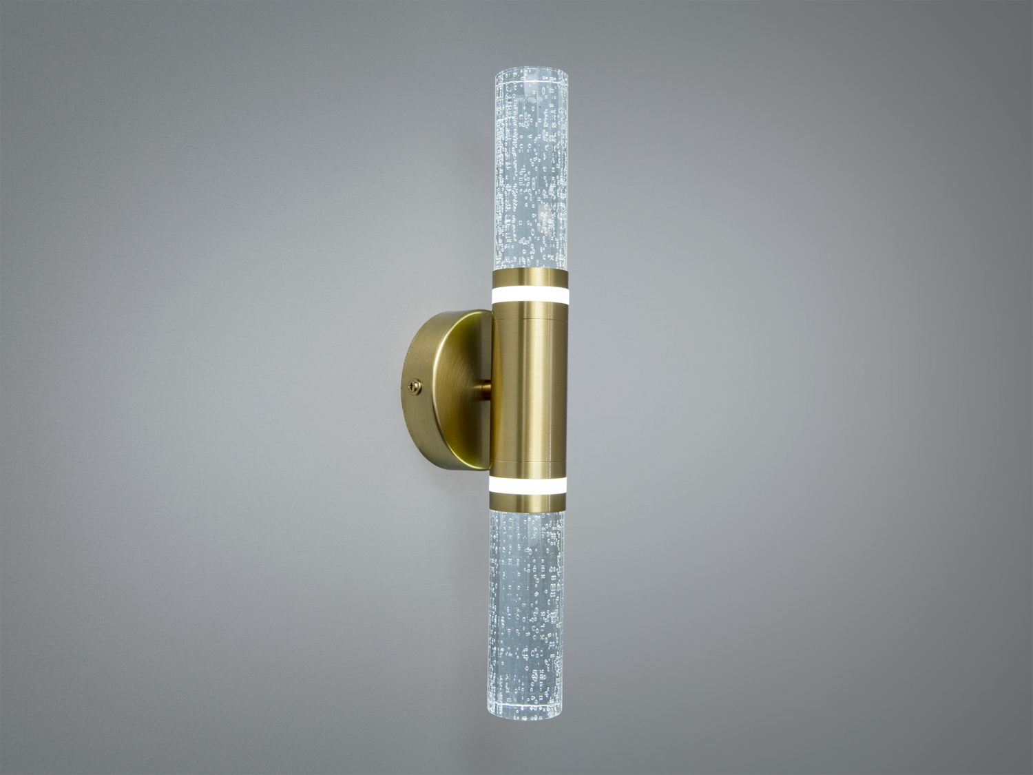 Сучасний настінний світильник із золотистим металевим корпусом. Акрилові плафони з бульбашками забезпечують цікаву гру світла. Ідеально для вітальні.