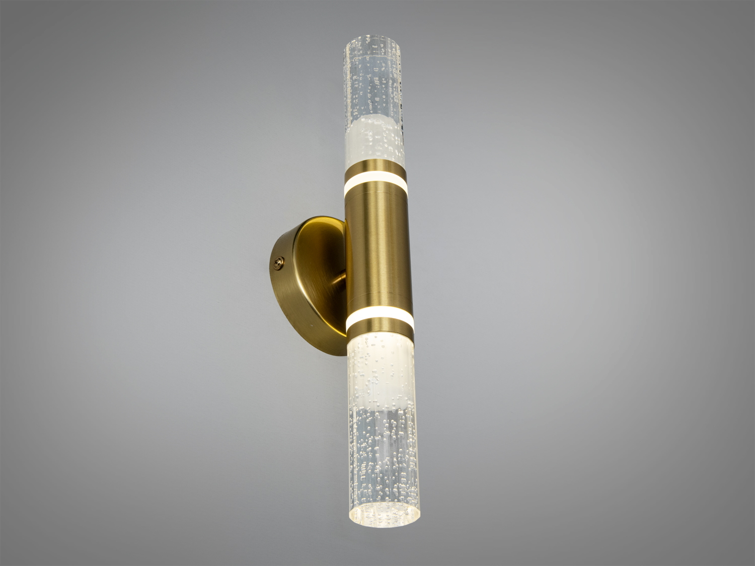 Латунний настінний світильник з вертикальним монтажем, прозорий абажур з бульбашками. Створює м′яке освітлення.