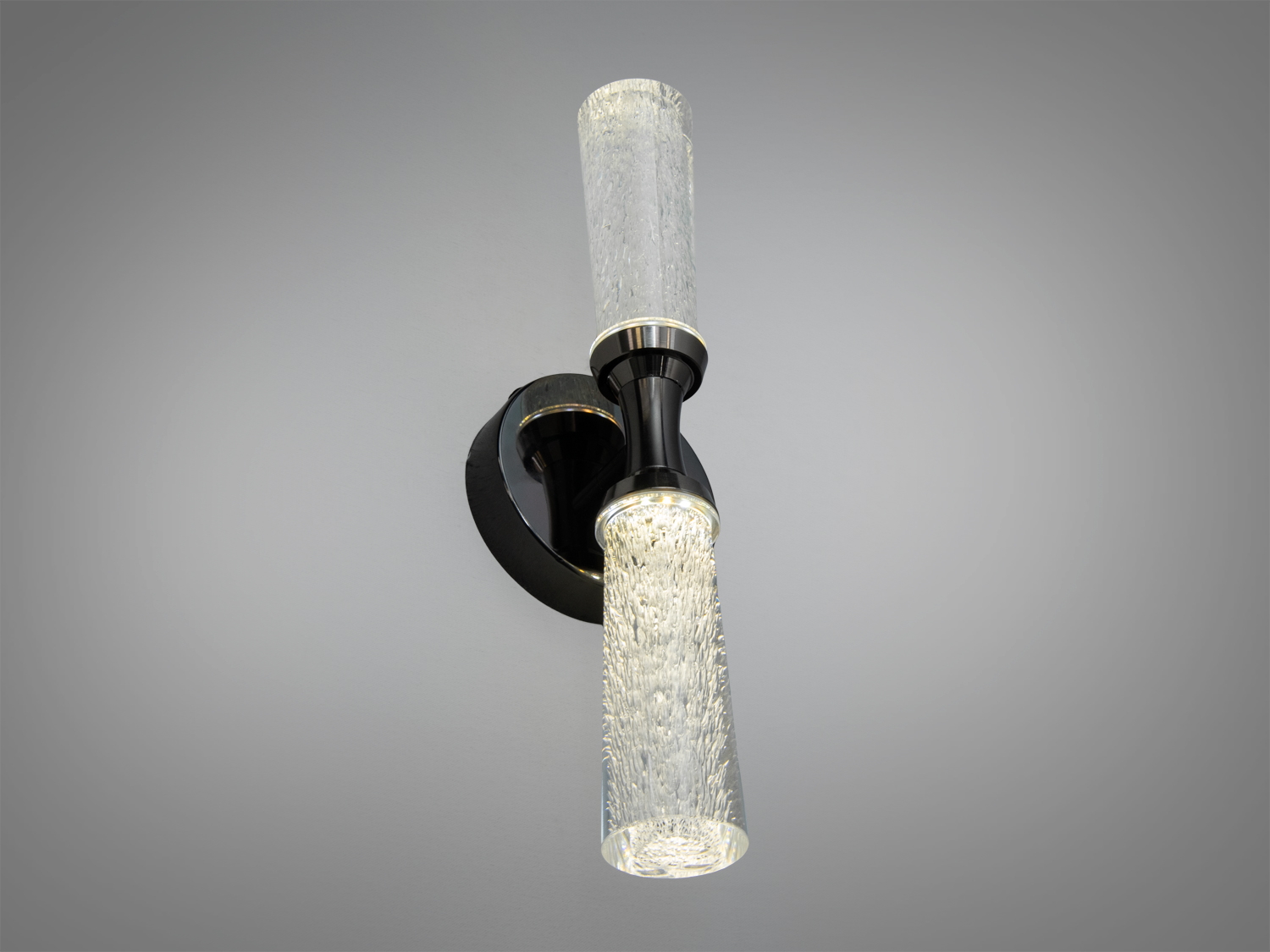 Світильник з вертикальним монтажем, циліндричні плафони з текстурованого скла. Ідеальний для ванних кімнат.