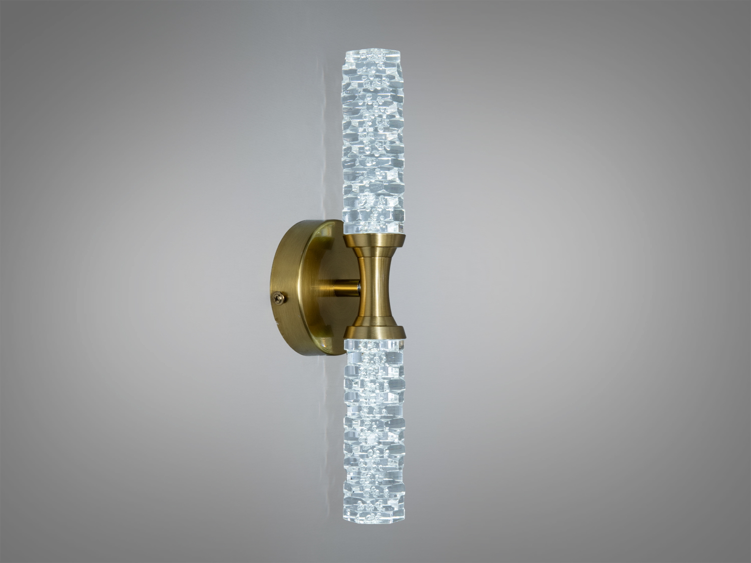 Лампа з прозорими елементами, що створюють ефект кришталю. Монтується на стіну, підходить для ванних кімнат.