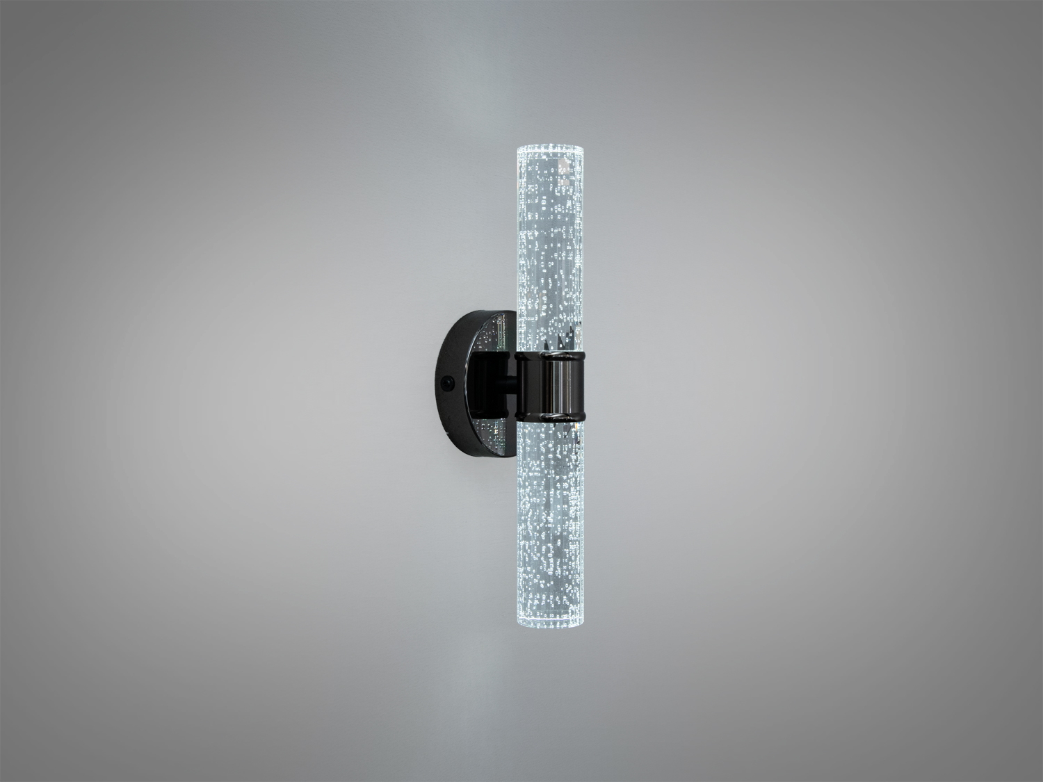 Настінний LED бра 5 Вт у кольорі чорний хром з прозорим циліндричним плафоном і бульбашковим ефектом. М’яке акцентне світло для коридору, спальні чи біля дзеркала.