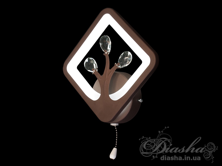 Світильник із квадратною рамкою та кристалами, призначений для настінного монтажу, має підвісний вимикач для зручності.