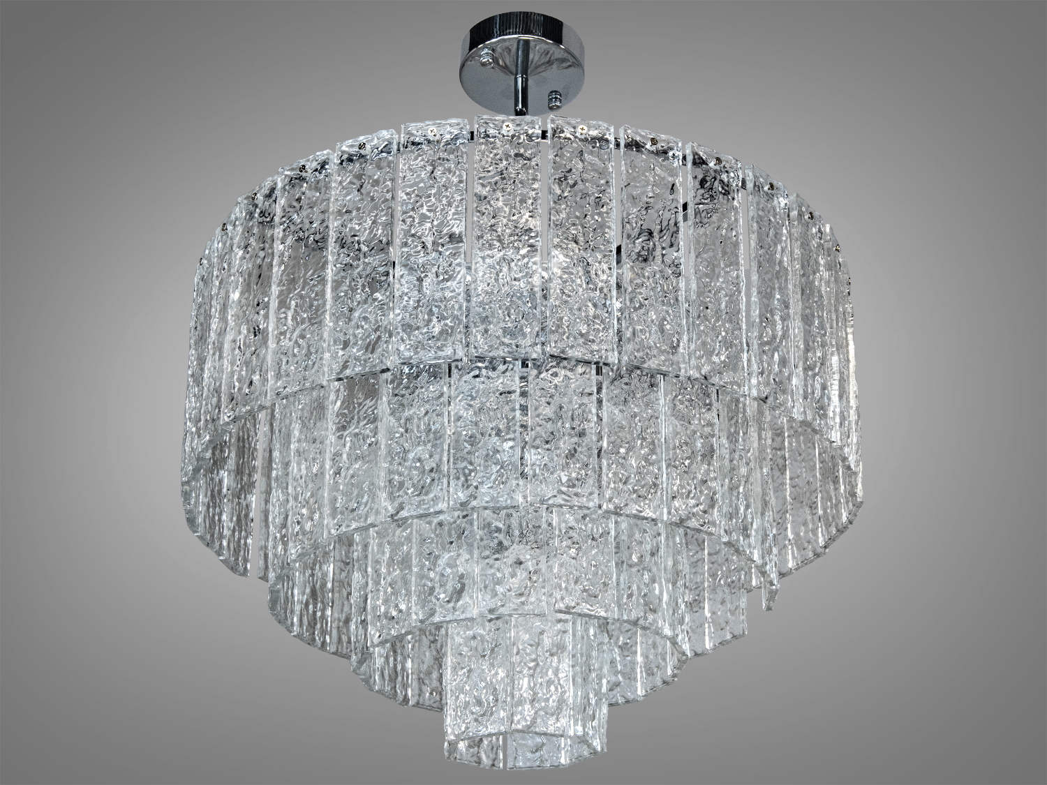 Люстра з прозорого скла з хромованими деталями. Підвісний монтаж, підходить для просторих приміщень, забезпечуючи рівномірне освітлення.
