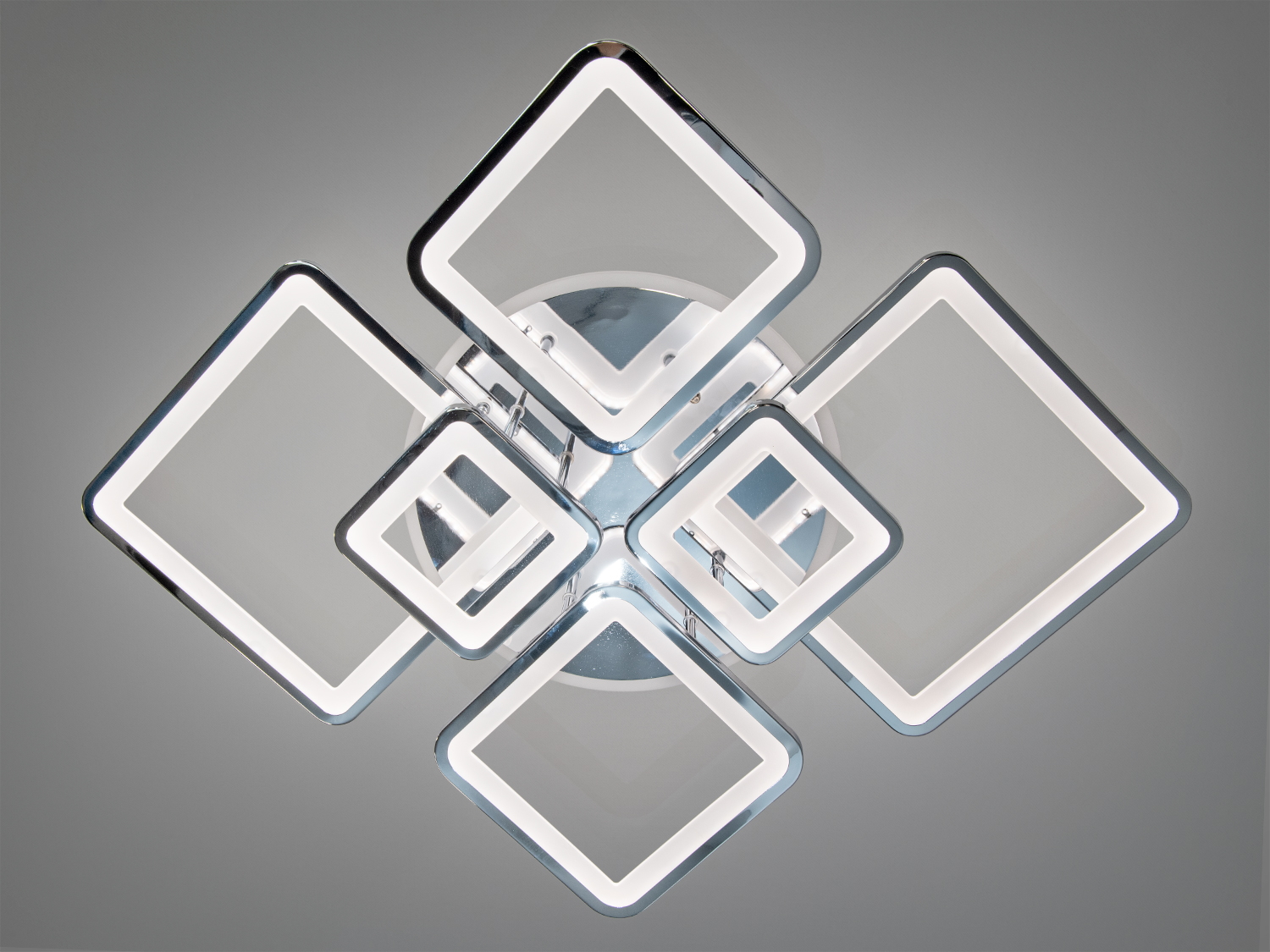 Стельовий світильник з хромованою основою та квадратними LED-елементами. Підходить для сучасних інтер′єрів.