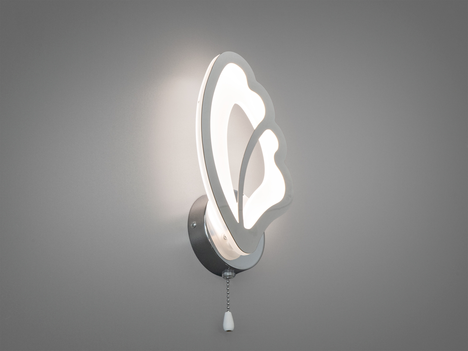 Сучасний настінний світильник з металу у формі крила метелика, оснащений LED-лампами, підходить для монтажу в спальнях.