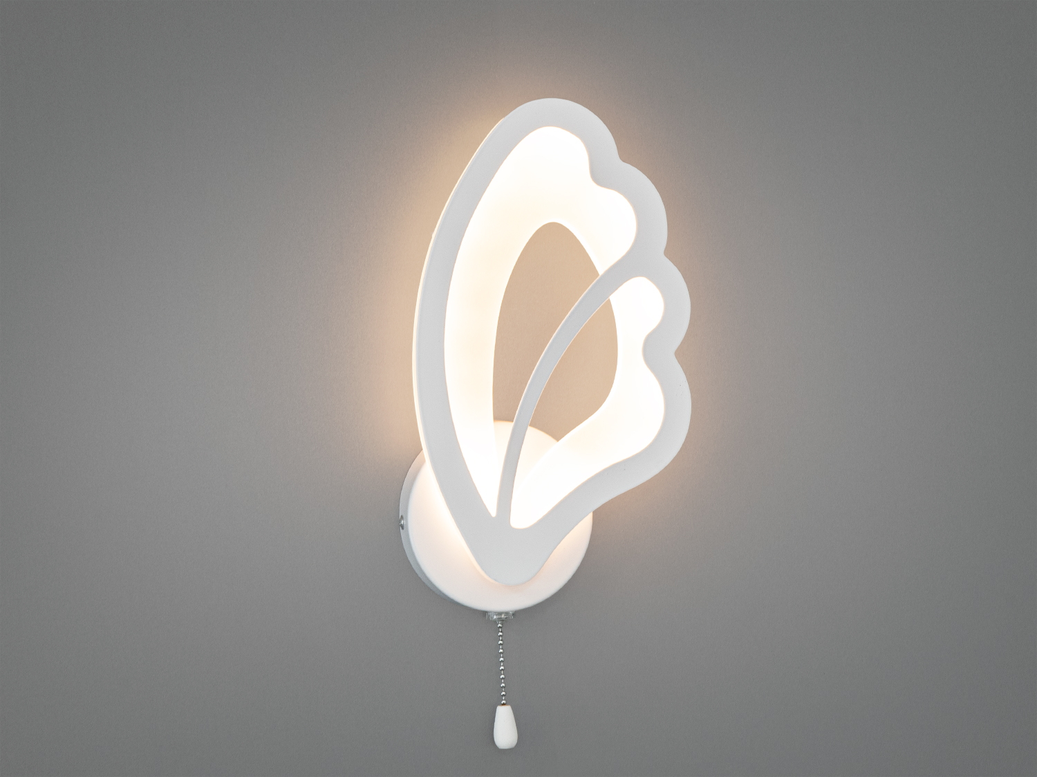 Білий настінний світильник у формі крила з теплим світлом. Оснащений підвісним вимикачем для зручності використання.