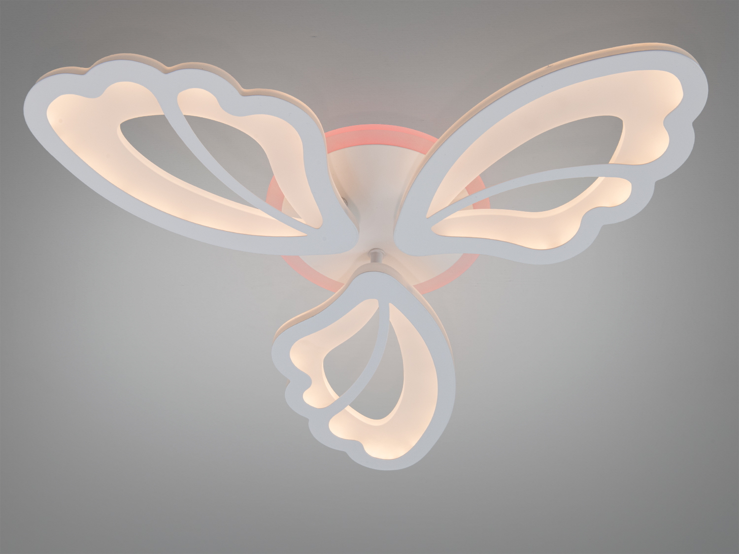 Кожен стрижень має внизу акриловий розсіювач, який випромінює тепле світло, акцентоване хромованими накінечниками на кінцях, що додають елегантності.