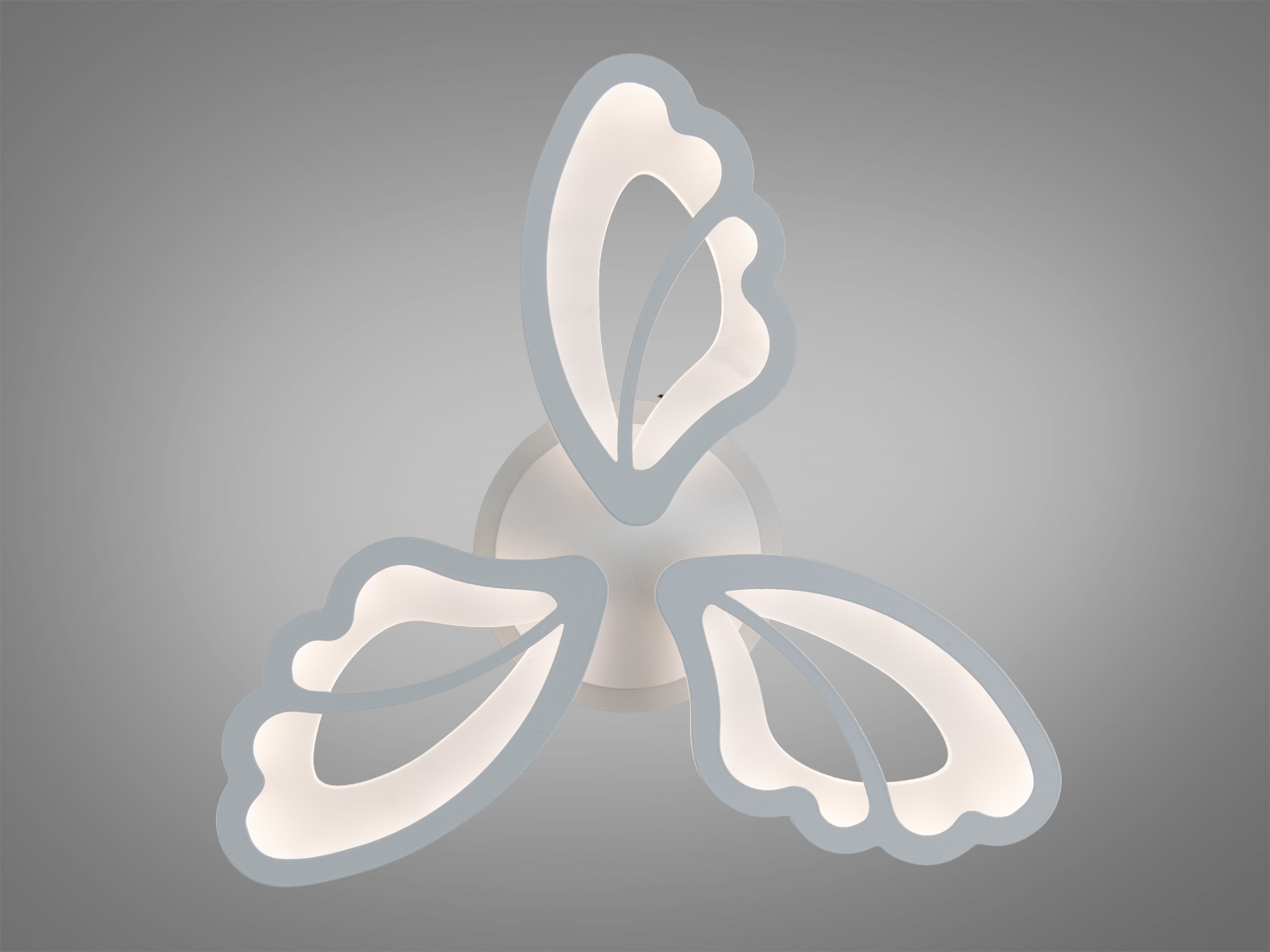 Структура люстри сформована з шести тонких, прямокутних стрижнів кольору чорного хрому, що наче схрещуються під різними кутами, створюючи обємну, але візуально легку форму.