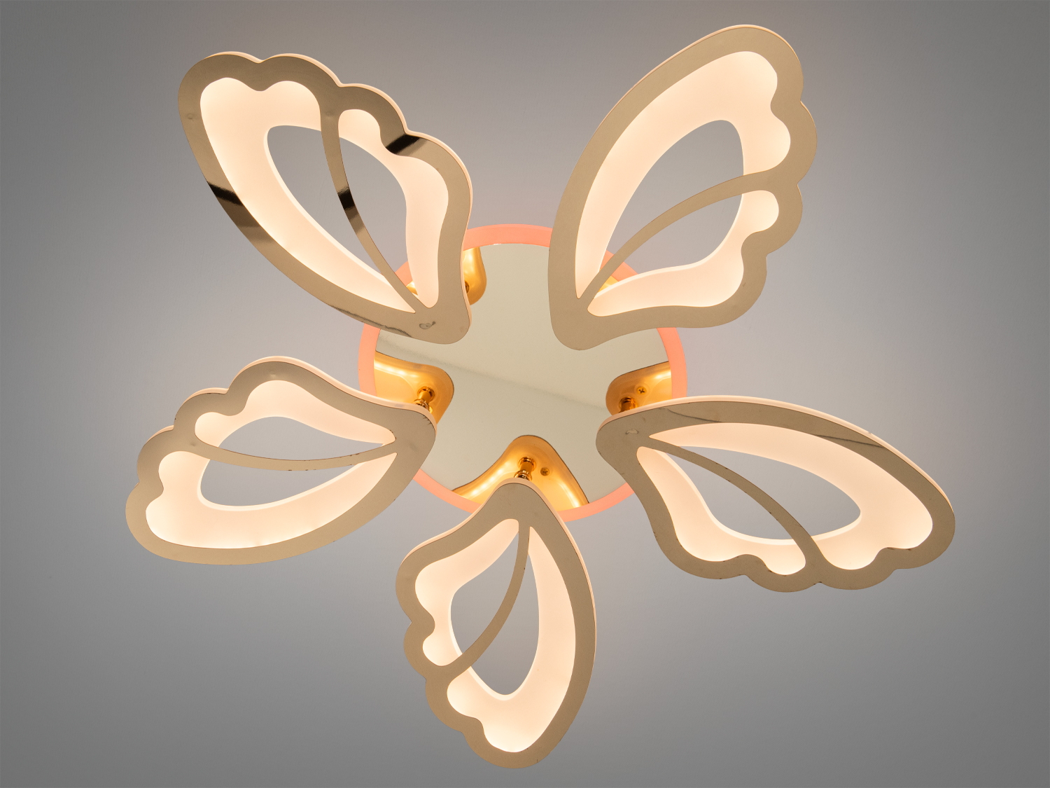 Люстра у формі метелика з теплим світлом, підходить для монтажу на стелі в житлових приміщеннях.
