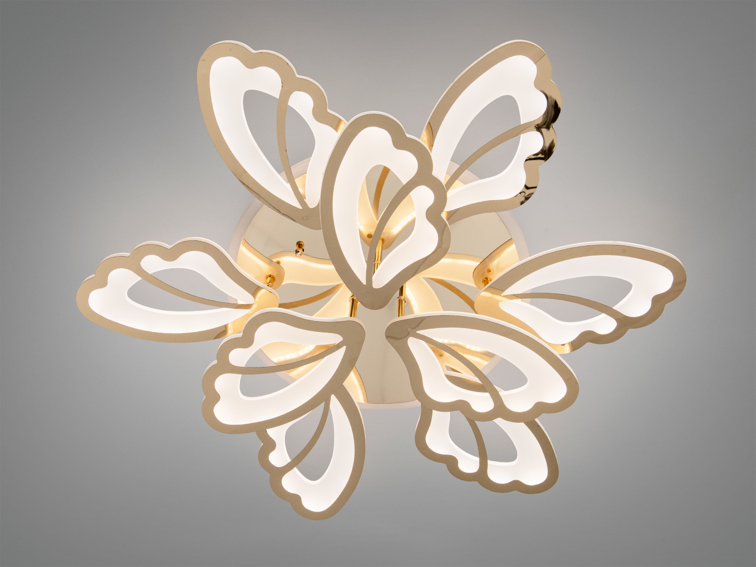 Лампа у формі метелика з теплим світлом, підходить для затишних інтер′єрів.