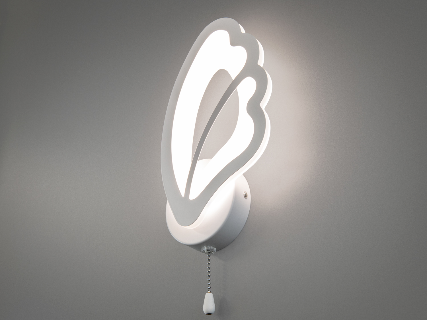 Біле настінне LED бра Diasha 16 W з трьома температурами світла 3200–6000K і шнурковим вимикачем. Акриловий розсіювач, металевий корпус; підходить для спальні, вітальні та коридору.