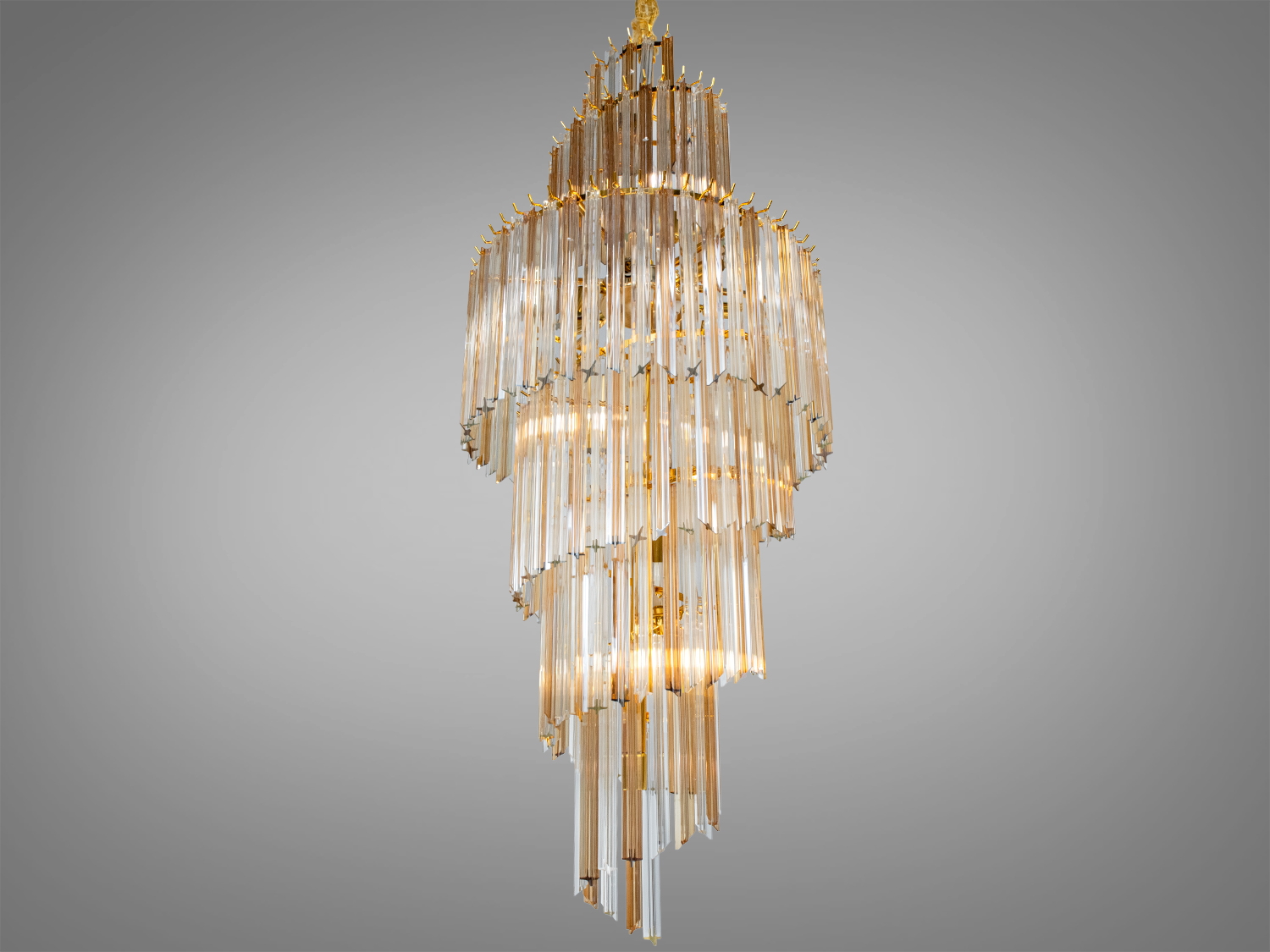 Підвісна люстра з каскадними скляними елементами, що створює ефектний світловий акцент у вітальні.