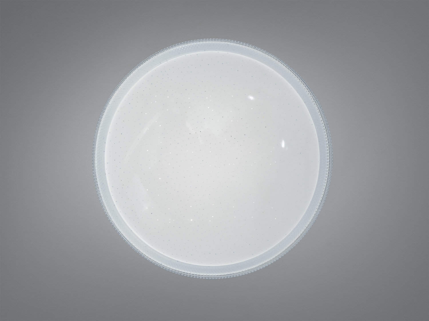 Стельовий світильник з білими колами, що створюють м′яке освітлення, підходить для вітальні.