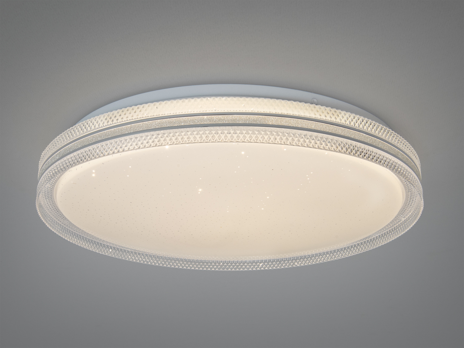 Лампа з текстурованим обідком і теплим світлом. Підходить для затишних кімнат.