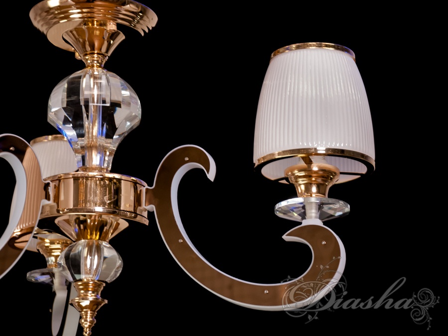 Класична люстра зі світлими ріжками 12В