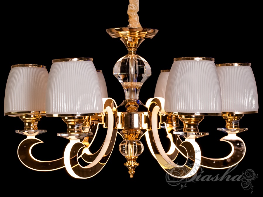 Так - подібної люстрою можна здивувати будь-якого. Така люстра стане яскравою і незабутньою частиною будь-якого інтер'єру - банкетного або концертного залу, вітальні або спальні, ресторану або готелю. Подивіться, як прикрашає її оксамитовий чохол. Втім, Ви самі зможете вирішити, як буде виглядати ця люстра в Вашому інтер'єрі: класично - з простим ланцюгом, або благородно - з ланцюгом в оксамитовому чохлі. І все це доповнене оригінальним підсвічуванням, що виливається з самої її серцевини.
Традиційність, багатство, розкіш, вірність і фундаменталізм втілені в новому дизайні - вічної класики. І ще одна важлива деталь - в цій люстрі можна використовувати будь-який тип ламп на патрон Е14. Це можуть бути і знайомі з дитинства лампи розжарювання, і компактні люмінесцентні лампи 