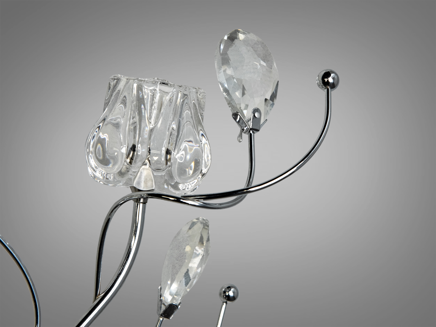 {RU:Настенный светильник с хромированным покрытием, украшенный прозрачными кристаллами в форме цветов. Идеально подходит для современного интерьера.}