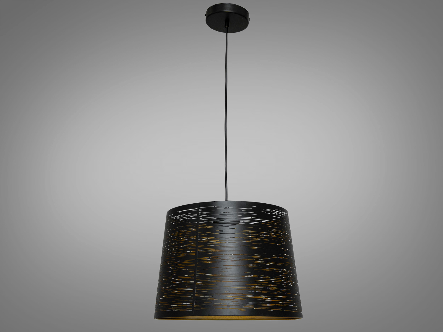 Підвісний світильник з чорного металу з перфорованим абажуром, підвішений на довгому шнурі. Підходить для високих стель.