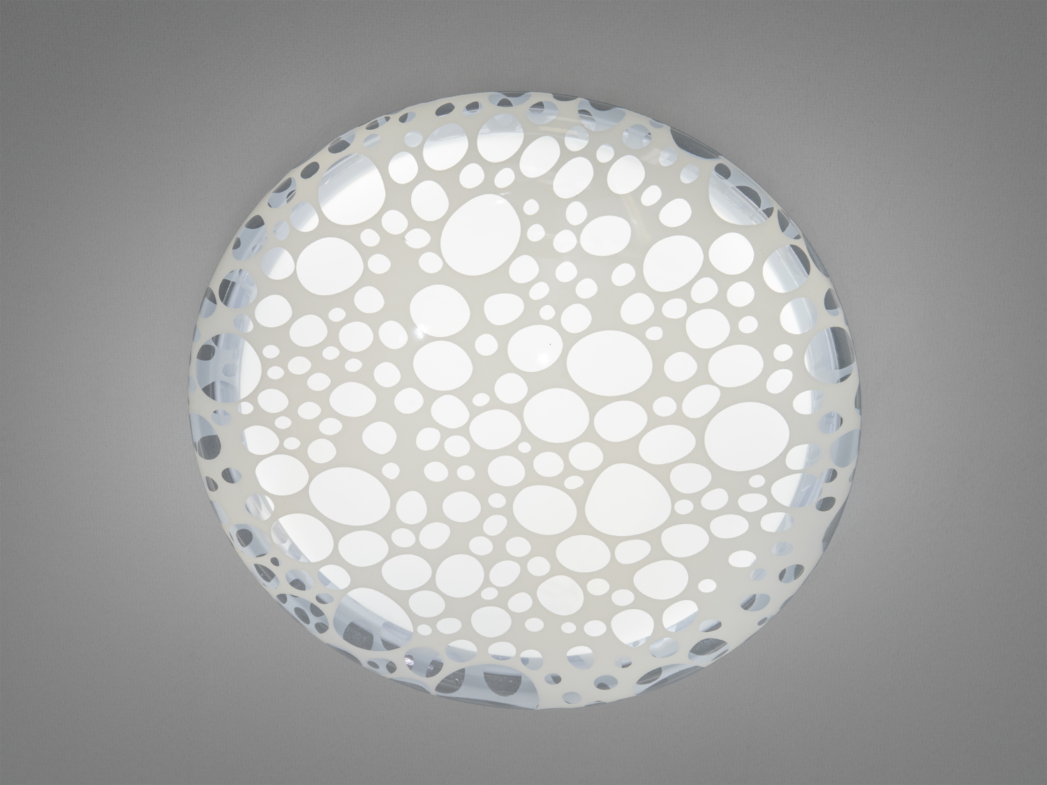 Стельовий світильник з білими колами, що створюють м′яке освітлення, підходить для вітальні.