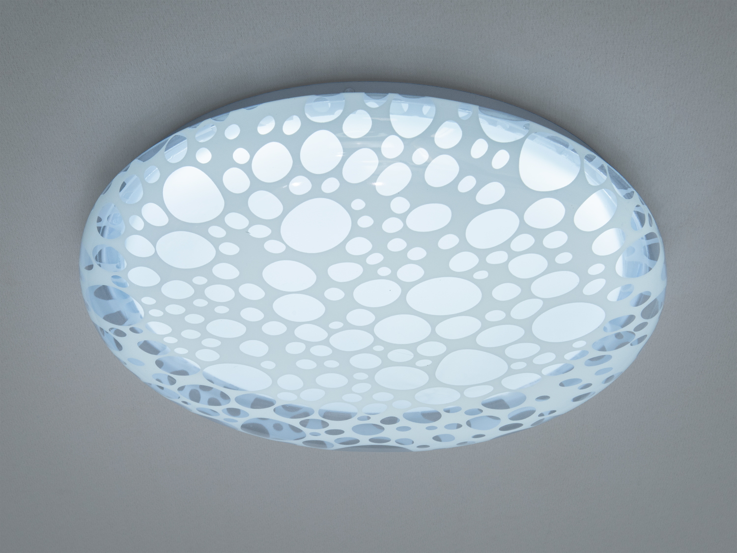 Сучасний стельовий світильник з білими колами, виготовлений з пластику, ідеальний для спальні.