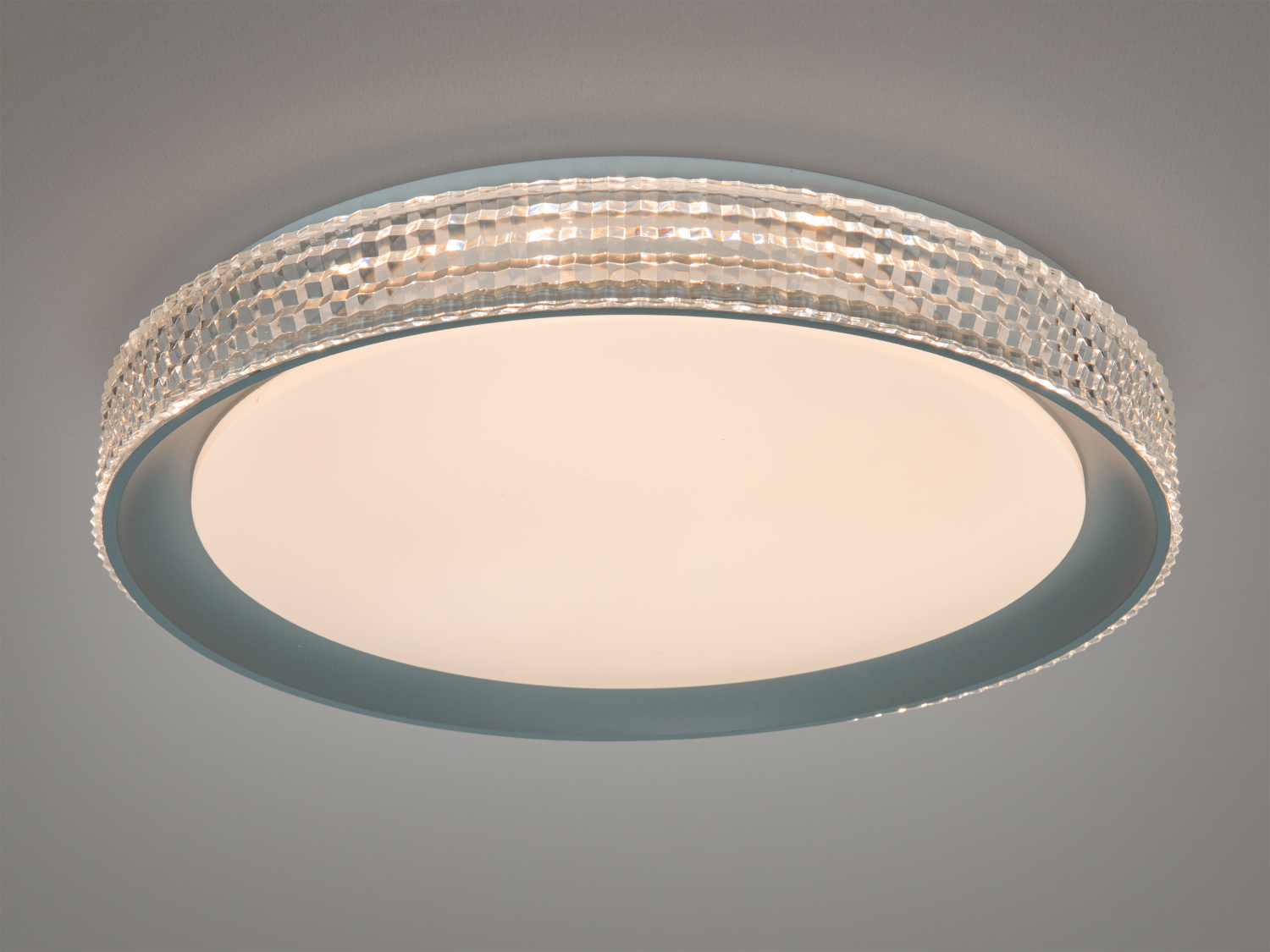 Стельова лампа з теплим світлом та візерунковим обідком, ідеальна для затишних приміщень.