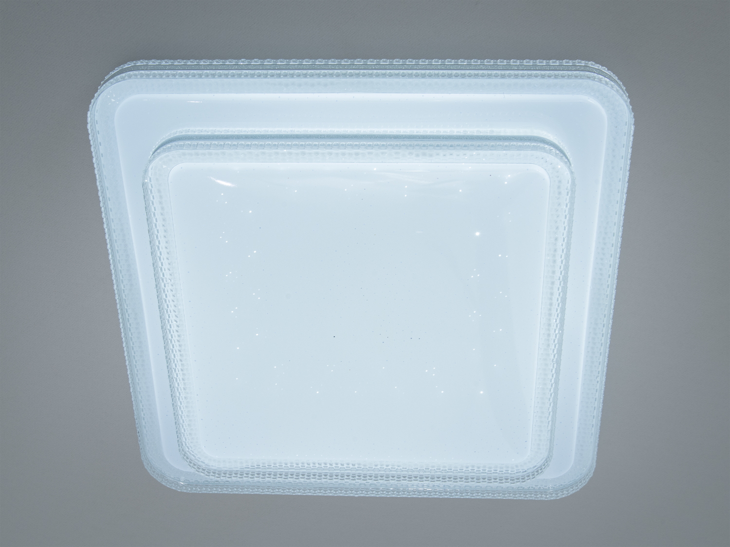 Стельовий світильник квадратної форми з текстурованими краями, створює стильний акцент в інтер′єрі, ідеальний для вітальні або офісу.