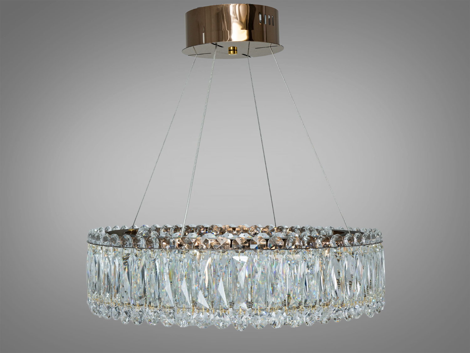 Елегантна кришталева люстра з вертикальними підвісками, що забезпечує м′яке освітлення. Ідеальна для спальні.