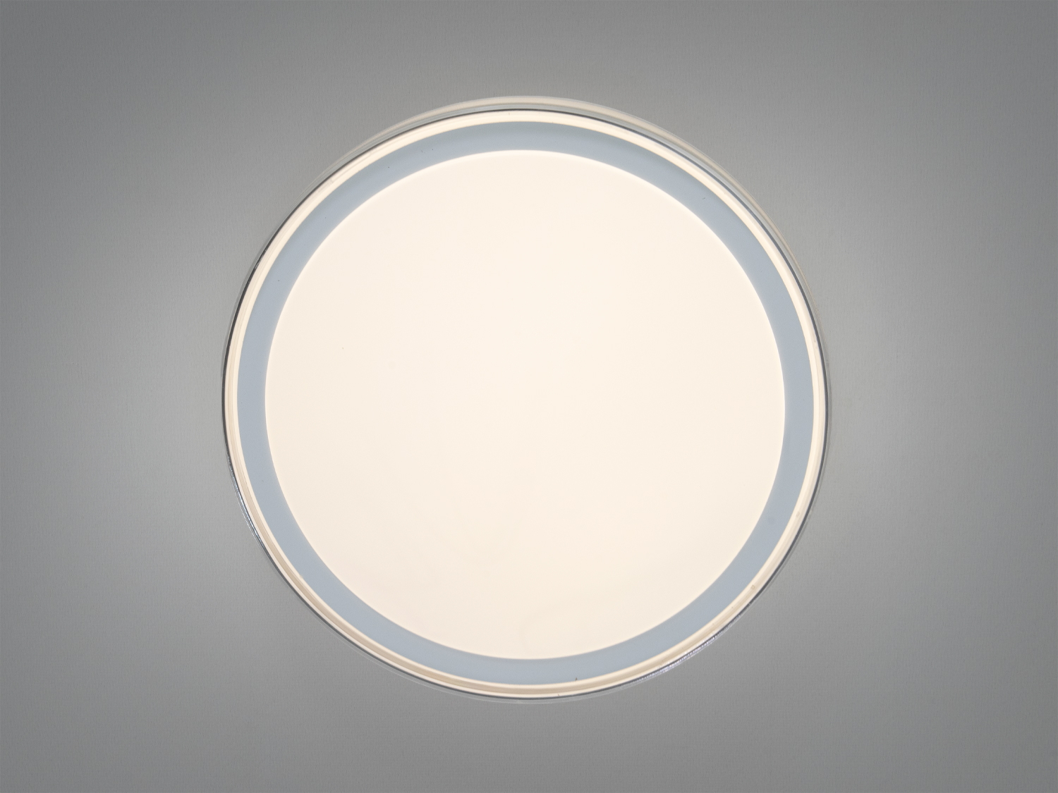 Круглий стельовий світильник з білим матовим розсіювачем, підходить для сучасного інтер′єру, забезпечує м′яке розсіяне освітлення.