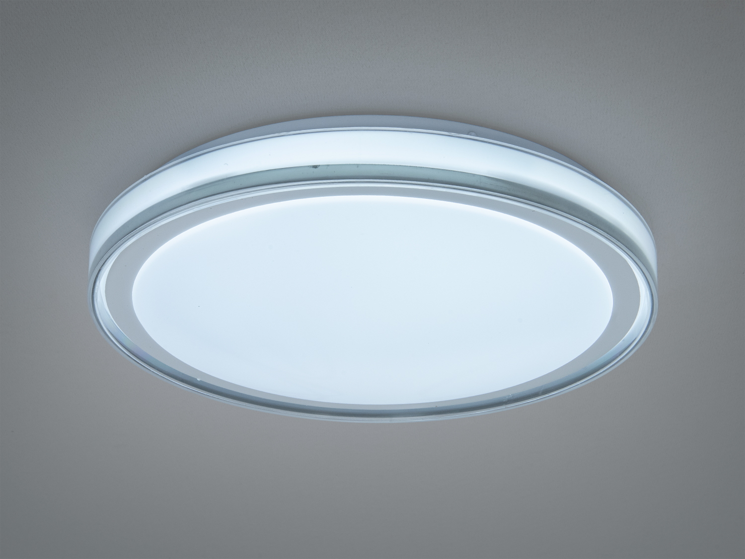 Стельовий світильник з прозорим обідком, що додає елегантності, ідеальний для монтажу в офісах або житлових приміщеннях.