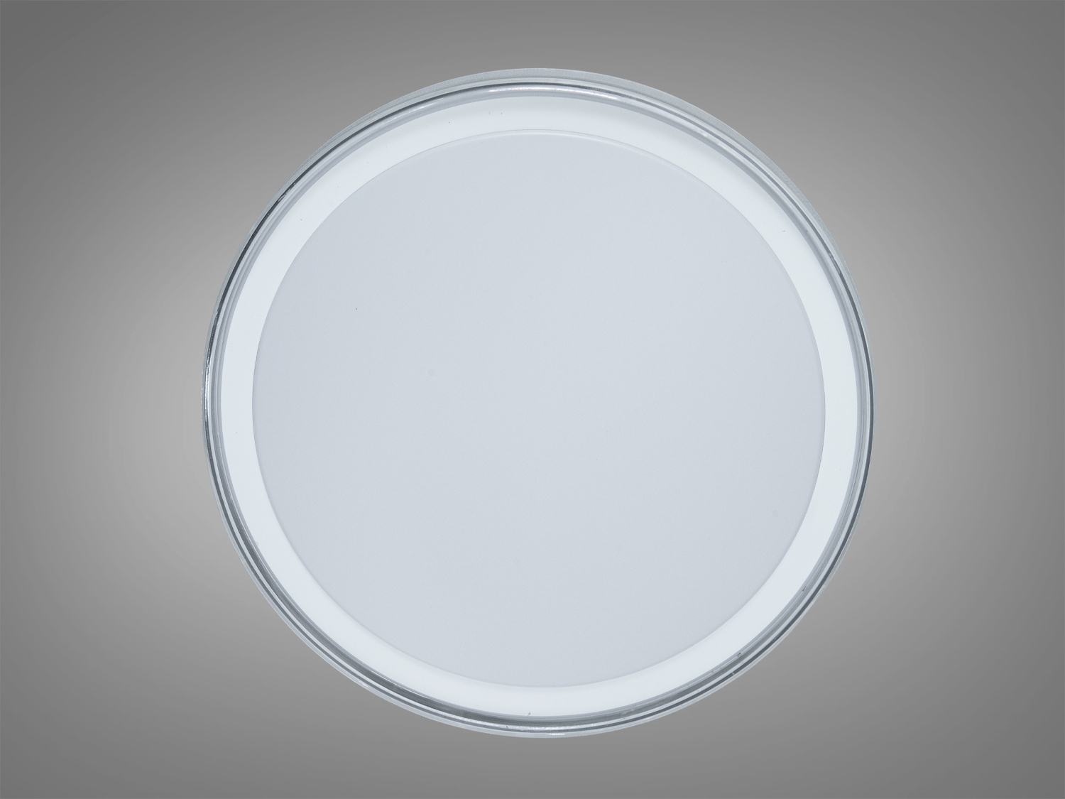 Плафонний світильник з гладкою поверхнею, забезпечує рівномірне освітлення, підходить для ванних кімнат або коридорів.