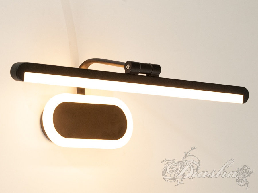 Цей лінійний лед світильник на 15 Вт відображає сучасний підхід до освітлення, призначений для створення витонченого акценту на дзеркалах та картинних полотнах. Його дизайн характеризується чистотою ліній та елегантністю форм, що робить його ідеальним доповненням до сучасних інтер'єрів, де кожна деталь має значення.
Лінійний світильник виготовлений з високоякісного металу з покриттям чорного матового кольору, що надає йому строгого сучасного вигляду та довговічності. Елегантний та мінімалістичний вигляд цього освітлювального приладу ідеально вписується в інтер'єри, де панують сучасні матеріали, такі як скло, полірований камінь, або глянцеві поверхні.
Світильник через акрилові розсіювачі забезпечує яскраве, але не сліпуче світло, завдяки використанню світлодіодів, що є енергоефективними та мають тривалий термін служби. Розташування світла вздовж лінії дозволяє рівномірно освітлювати велику площу, що робить його ідеальним для використання над дзеркалами у ванних кімнатах або як підсвічування для картин у галереях чи вітальнях. Дуже гарно виглядає підсвічування основи, додає стилю та виразності.
Можливість регулювання колірної температури через вимикач дає змогу користувачам адаптувати освітлення до потреб моменту, від теплих тонів для створення затишку до холодних тонів для акцентування на деталях мистецтва. Ця функція робить світильник універсальним, дозволяючи йому зливатися з різними стилями декору і використовуватися у різних сценаріях &ndash; від домашніх до комерційних просторів.
Лінійний світильник від ТМ 