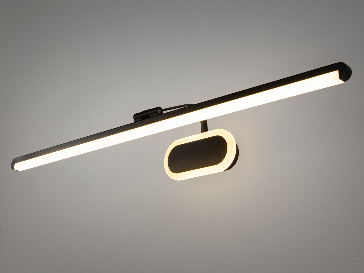 Цей лінійний світильник на 24 Вт відображає сучасний підхід до освітлення, призначений для створення витонченого акценту на дзеркалах та картинних полотнах. Його дизайн характеризується чистотою ліній та елегантністю форм, що робить його ідеальним доповненням до сучасних інтер&prime;єрів, де кожна деталь має значення.
Лінійний світильник виготовлений з високоякісного металу з покриттям чорного матового кольору, що надає йому строгого сучасного вигляду та довговічності. Елегантний та мінімалістичний вигляд цього освітлювального приладу ідеально вписується в інтер&prime;єри, де панують сучасні матеріали, такі як скло, полірований камінь, або глянцеві поверхні.
Світильник через акрилові розсіювачі забезпечує яскраве, але не сліпуче світло, завдяки використанню світлодіодів, що є енергоефективними та мають тривалий термін служби. Розташування світла вздовж лінії дозволяє рівномірно освітлювати велику площу, що робить його ідеальним для використання над дзеркалами у ванних кімнатах або як підсвічування для картин у галереях чи вітальнях. Дуже гарно виглядає підсвічування основи, додає стилю та виразності.
Можливість регулювання колірної температури через вимикач дає змогу користувачам адаптувати освітлення до потреб моменту, від теплих тонів для створення затишку до холодних тонів для акцентування на деталях мистецтва. Ця функція робить світильник універсальним, дозволяючи йому зливатися з різними стилями декору і використовуватися у різних сценаріях &ndash; від домашніх до комерційних просторів.
Лінійний світильник від ТМ 