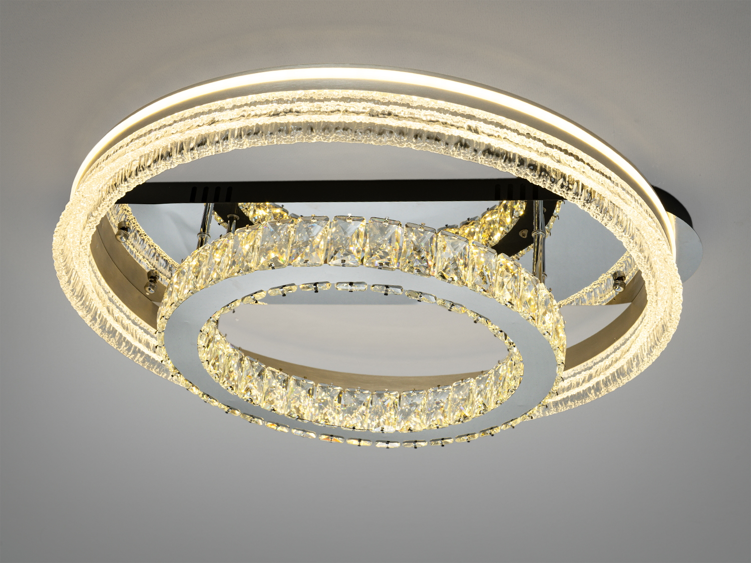 Стельовий світильник з кільцями, що випромінюють тепле світло. Призначений для сучасних інтер′єрів.