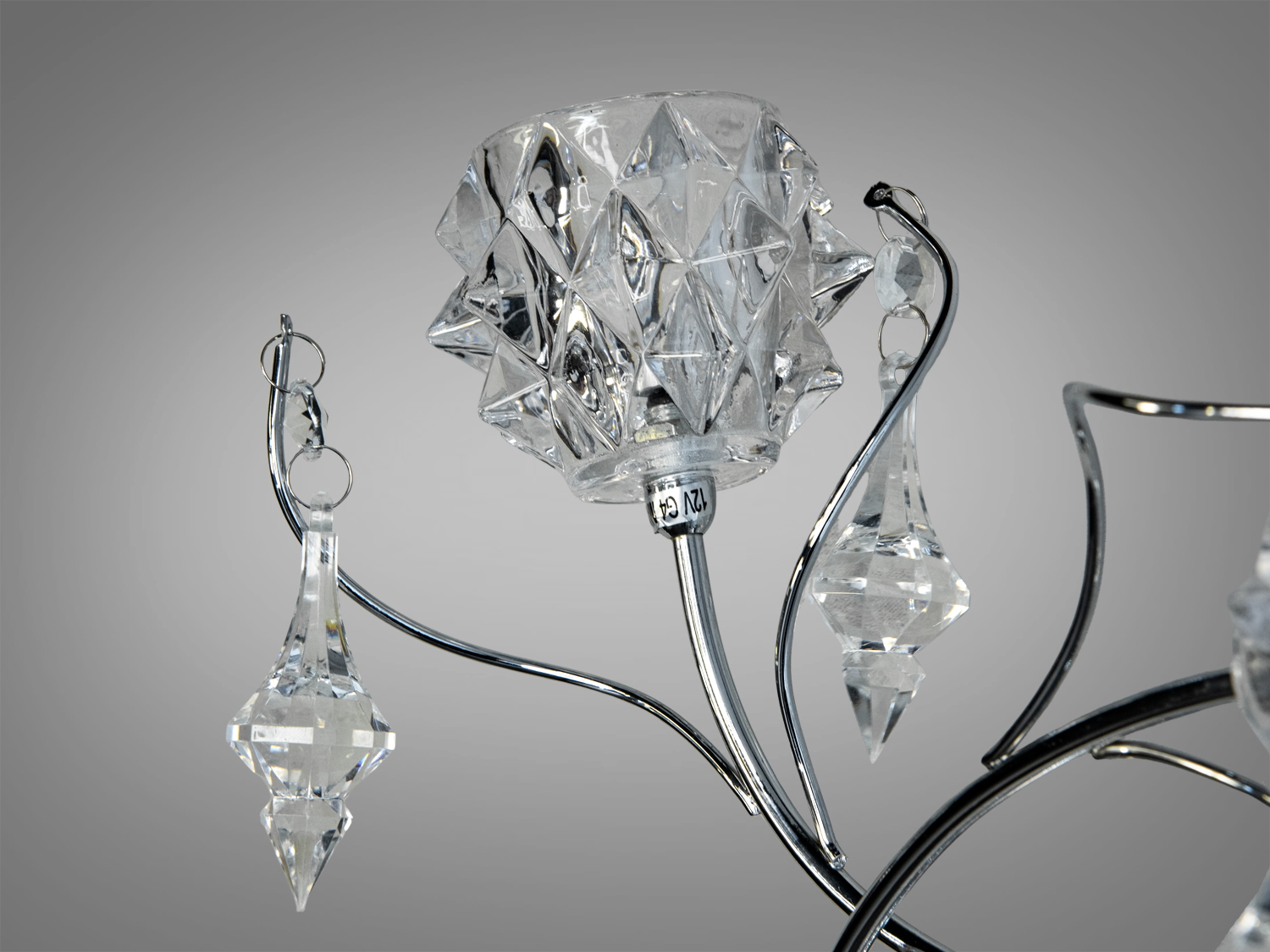 Детальний вигляд кришталевого плафона світильника, що підкреслює геометричний візерунок. Ідеально для освітлення вітальні.