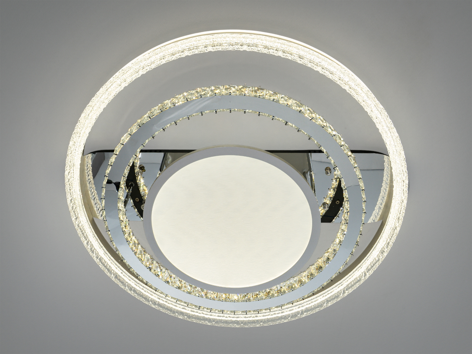 Стельовий світильник з трьома акриловими LED-кільцями, що створюють м′яке освітлення, підходить для монтажу в сучасних вітальнях.