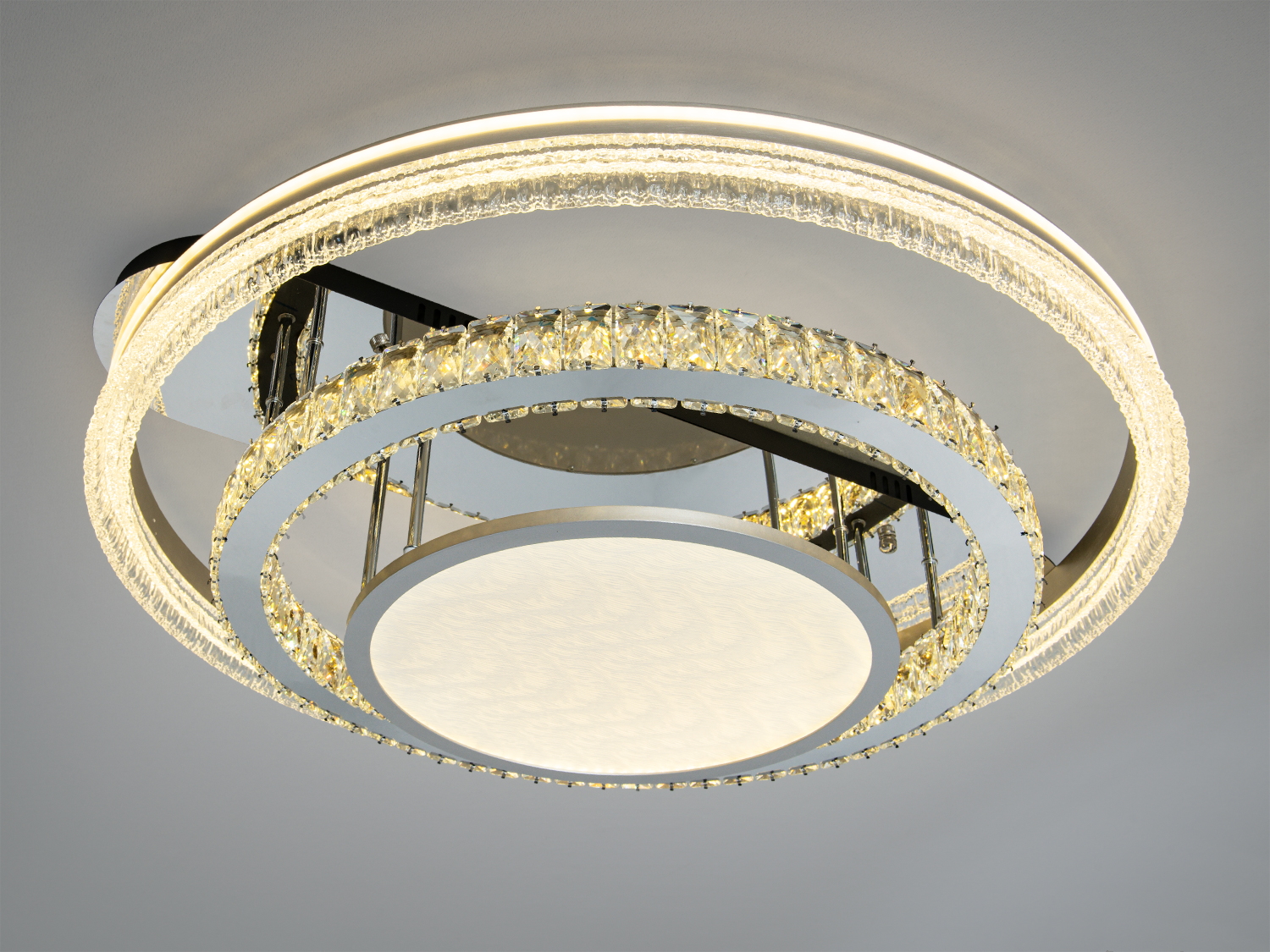 Світильник з трьома акриловими кільцями, що змонтовані одне в одному, на хромованій основі. Ідеальний для стельового монтажу у вітальні.