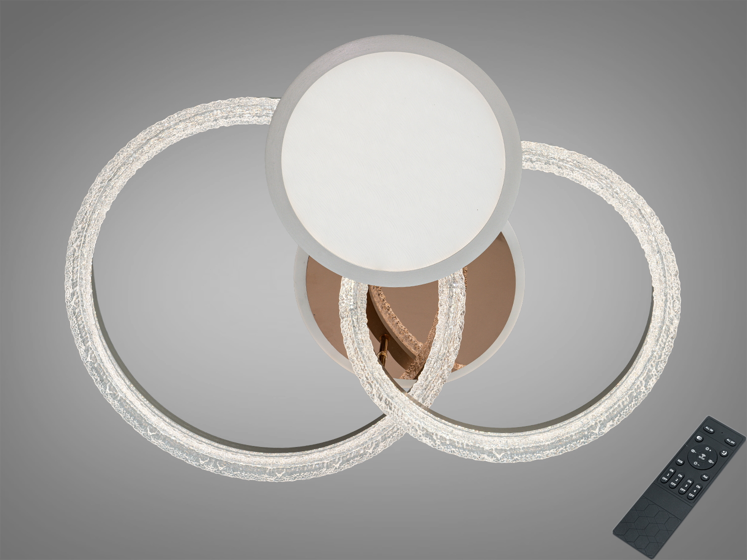 Світильник з трьома переплетеними кільцями, виготовлений з прозорого текстурованого акрилу, має дистанційне керування для зручності використання.