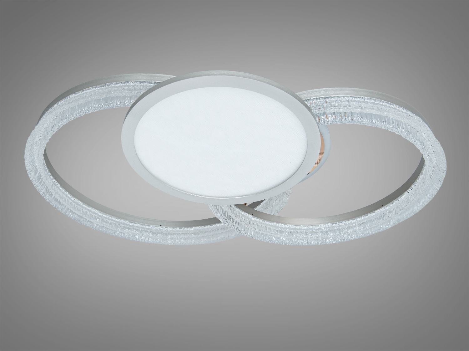 Світильник з трьома кільцями, що перетинаються, з прозорого акрилу, призначений для монтажу на стелі, забезпечує рівномірне освітлення.