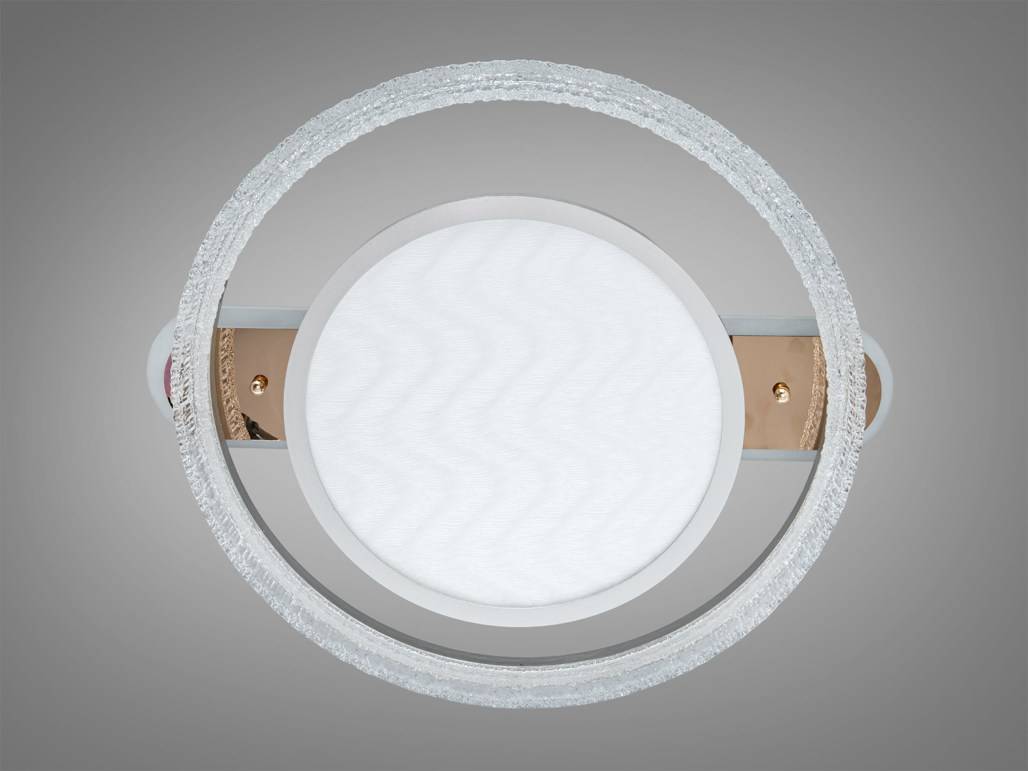 Вид зверху на стельову лампу з центральним матовим диском та декоративними елементами, що підкреслюють її естетичність.