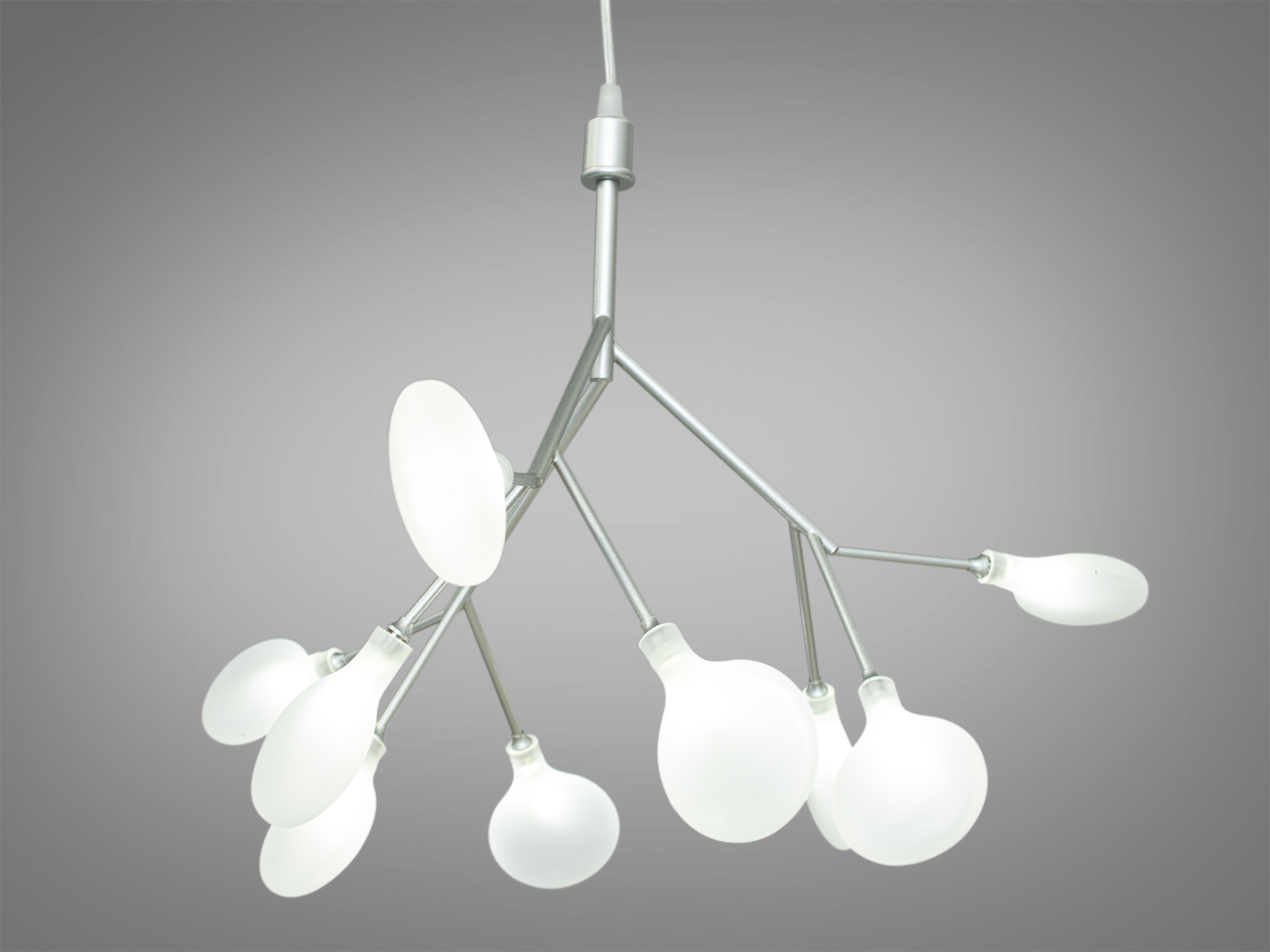 Підвісний світильник з білими матовими плафонами у формі крапель, закріпленими на металевих прутках. Підходить для сучасних інтер′єрів.
