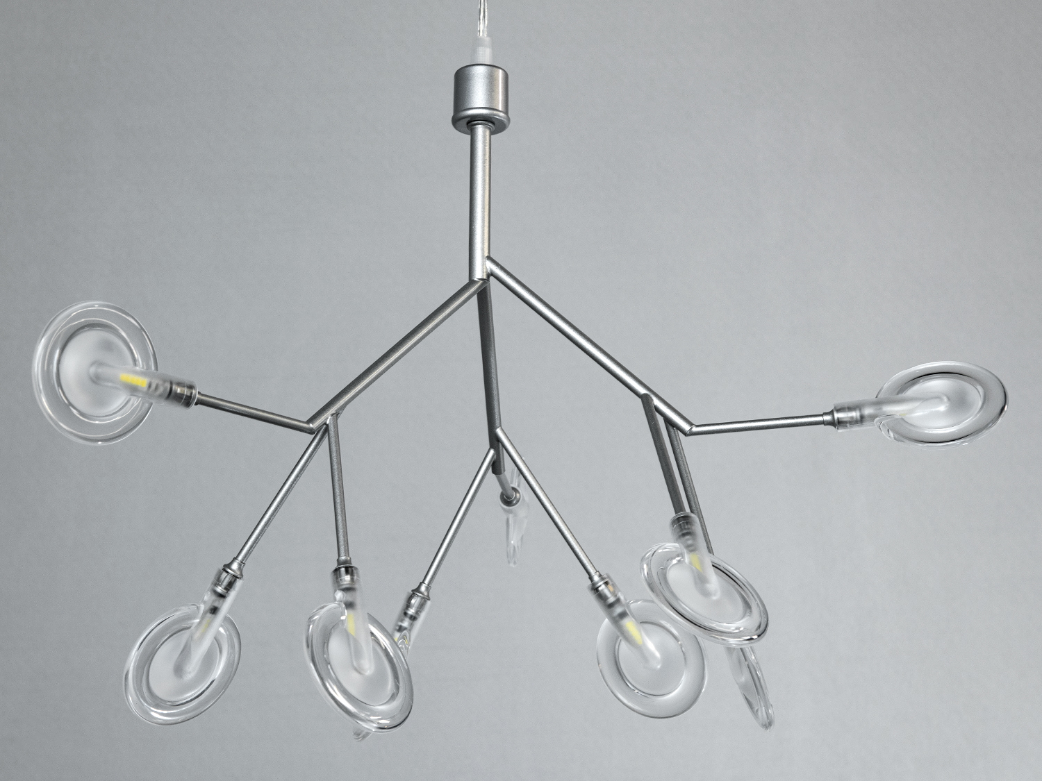 Стельовий світильник з розгалуженою металевою основою та прозорими скляними елементами, призначений для монтажу в просторих приміщеннях.