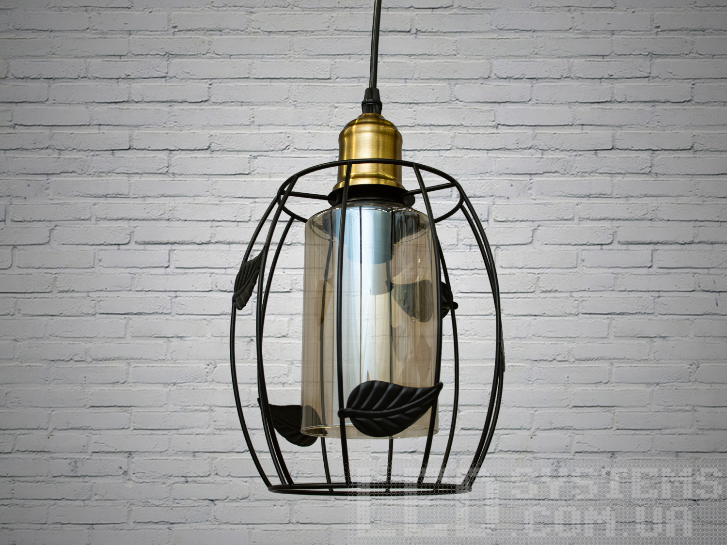 Світильник-підвіс в стилі лофт, який ідеально підходить під лампочку Едісона, об'єднує у собі вишуканість  та  індустріальний шарм. Його дизайн підкреслює автентичність та теплоту лампочки Едісона, створюючи унікальний елемент декору та освітлення.
Характеристики світильника:
Лампа Едісона як центральний елемент: Спеціально розроблений дизайн, що виділяє та підкреслює лампу Едісона як центральний елемент світильника. Застосування лампи Едісона з декоративними нитками або нестандартною формою додає виробу вишуканості та тепла. Лампочка Едісона надає приємне приглушене світло, створюючи тепло та затишну атмосферу в місці розташування світильника.
Матеріали з індустріальним виглядом: Використовуються металеві або чорні матеріали, що надають індустріальний шарм та вишуканість. Мінімалізм цього світильника підкреслить вашу індивідуальність і відчуття стилю. Металеві елементи можуть мати сліди старіння, підряпини чи інші недоліки, що є характерними для стилю лофт та надають світильнику виразний вигляд.
Лофтовий дизайн: З підвісом у вигляді ланцюга чи троса, грубими металевими деталями та відкритим дизайном, що додає стиль лофту. Стиль «Лофт» зараз дуже популярний, його люблять як творчі особистості, так і вельми практичні люди, які віддають перевагу комфорту і простоті в інтер'єрі. Світильники в стилі «лофт» ідеально впишуться в сучасні будинки, квартири, кафе, арт-простори, коворкінги, квеструми.
Підвісний світильник ідеально поєднується з іншими індустріальними деталями, такими як відкриті труби, цегла або металеві стільниці.
Можливість регулювання висоти: Дозволяє легко адаптувати світильник до різних просторових умов.
Сфери використання:
Ресторани та кафе: Створює тепло та затишне освітлення, ідеально підходить для створення атмосфери в зонах обіду або бару.
Житлові приміщення: Виглядає чудово у вітальнях, кухнях чи спальнях, додаючи індустріальний акцент до інтер'єру.
Магазини та виставкові зони: Створює стильний вигляд для приміщень, де важливий дизайн та видиму привабливість. Вигідно підкреслює стильні товари або предмети мистецтва, надаючи їм індивідуальний вигляд.
Фото- та відеостудії: Забезпечує освітлення з характером для створення унікальних фото чи відеоматеріалів.
Цей світильник-підвіс у стилі лофт з лампочкою Едісона створює особливу атмосферу, де тепло та стиль індустріального дизайну взаємодіють, надаючи приміщенню унікальний і вишуканий вигляд.
Лампа в комплект не входить.