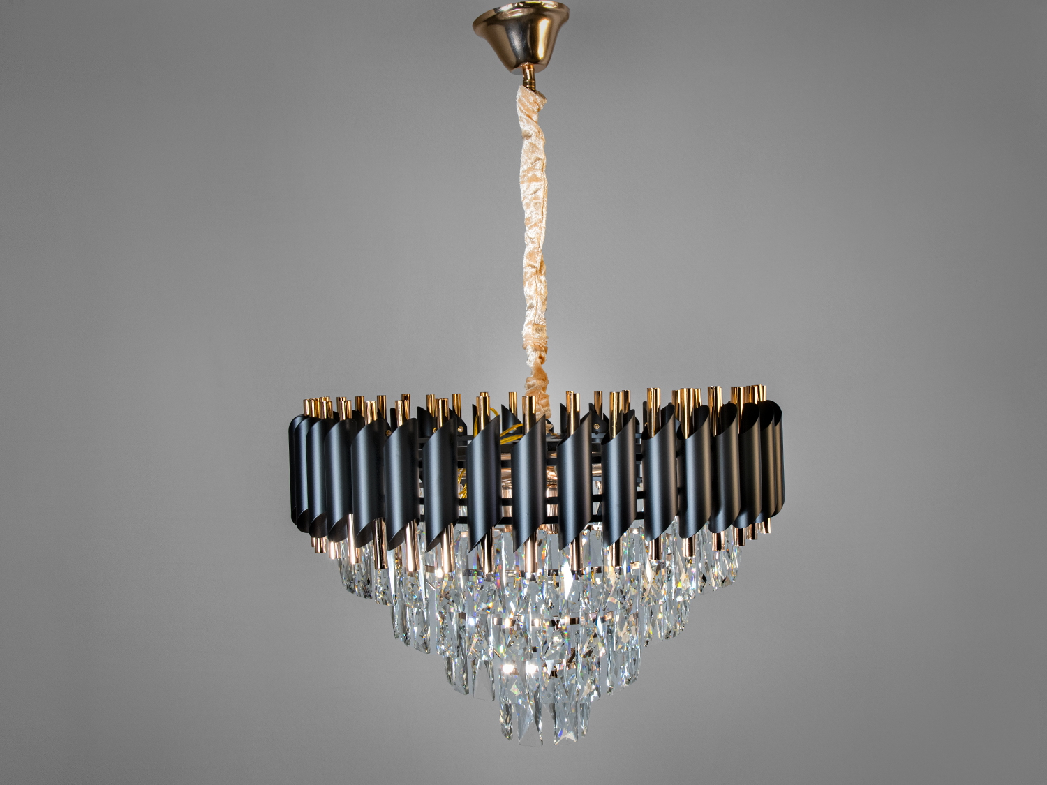 Підвісна люстра з чорним металевим каркасом і кришталевими підвісками, ідеальна для високих стель.