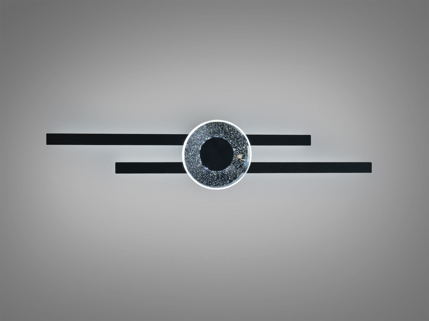 Настінний світильник з круглим акрилом центром, що випромінює м′яке світло. Ідеальний для спальні, створює затишну атмосферу.