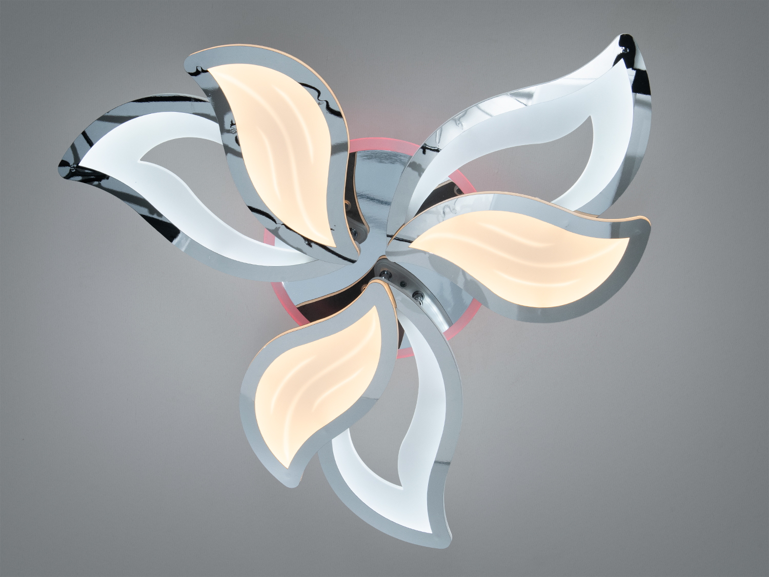 Стельовий світильник з пелюстками, що світяться, виконаний у сучасному стилі. Ідеальний для вітальні або спальні.
